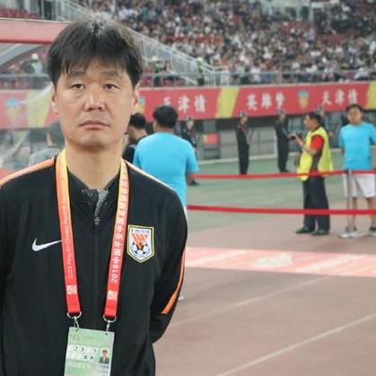 全面提升球技的足球之超级训练本:从基础技巧到战术分析的全方位指导 全面提升球技的足球之超级训练本:从基础技巧到战术分析的全方位指导